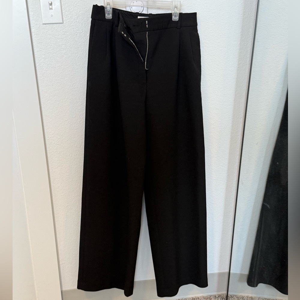 Aritzia Babaton Pleated Pant Wide Leg High Waisted
Black Comfy Casual (Size 8)